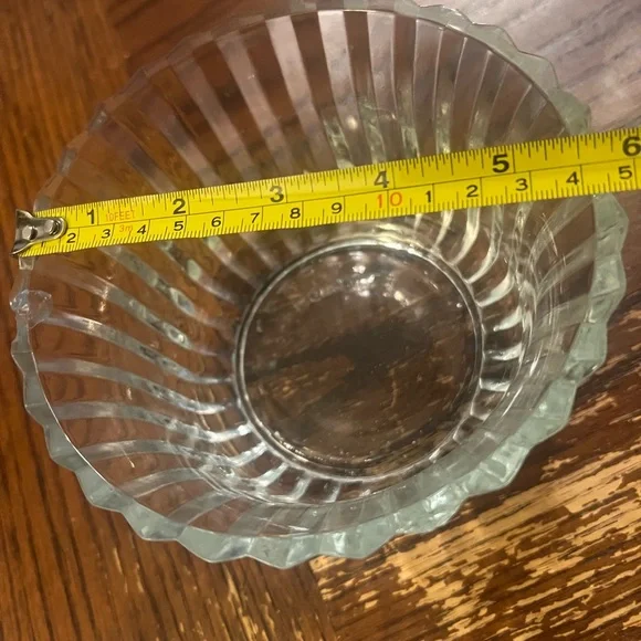 Vintage Elegant Clear Glass Bowl- 1986 - Picture 4 of 4
